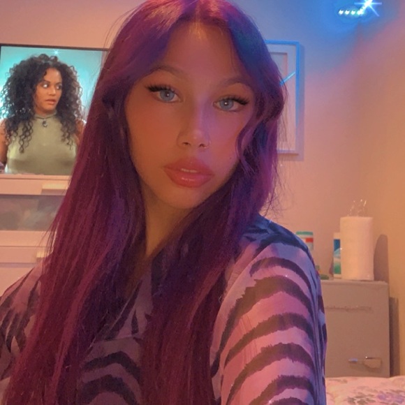 Meet your Posher, Hi! I’m Stefany 💜 - Picture 2 of 7